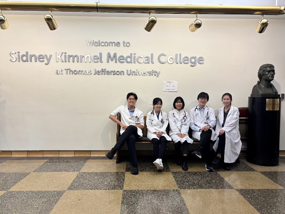 Sydney Kimmel Medical Collegeロビーにて