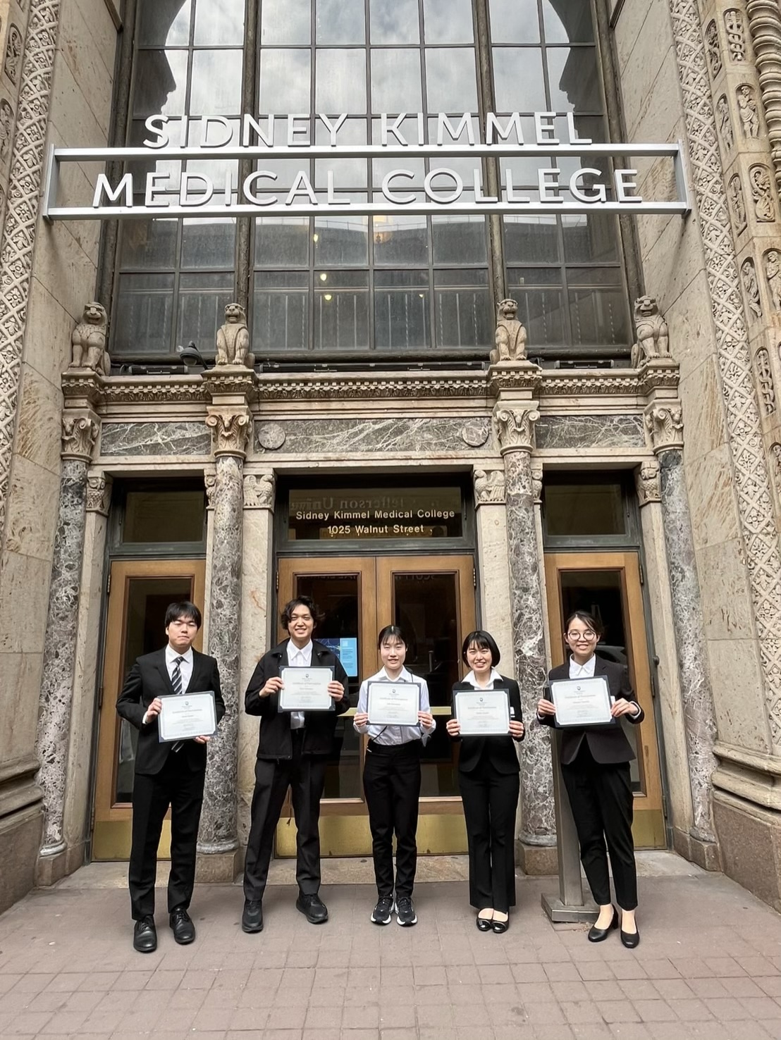 日本人メンバーとSidney Kimmel Medical College前にて