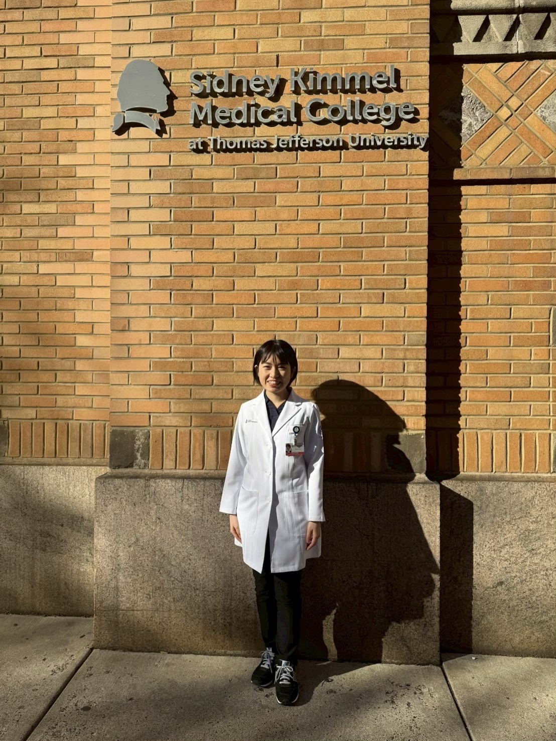 Sidney Kimmel Medical College前にて