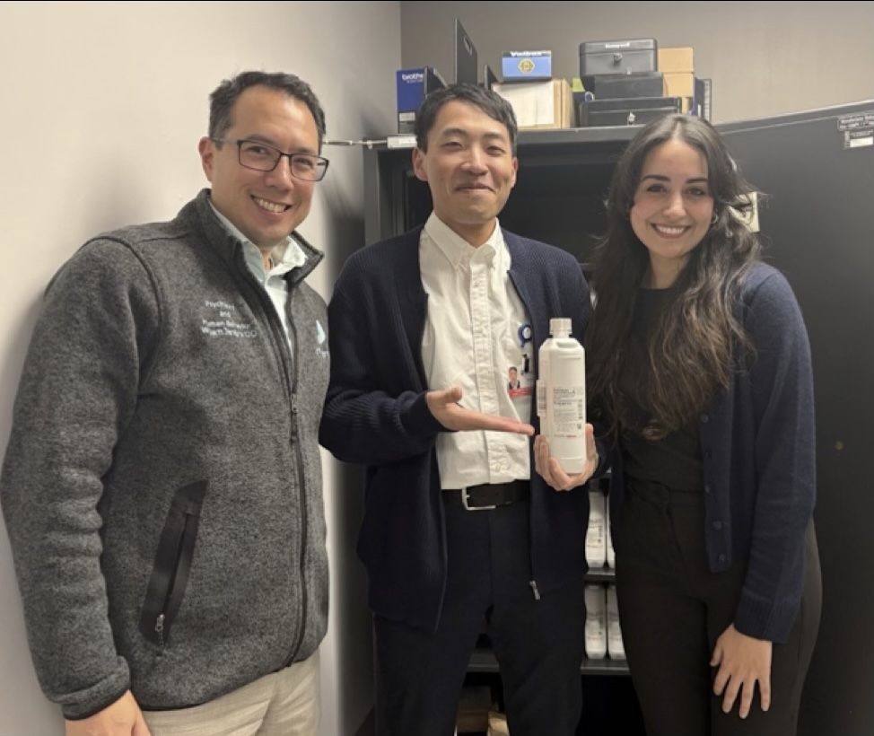 NARPでDr. Jangro、レジデントのDr. Alnemriと。Methadoneを持って撮っているのはDr. Jangroの遊び心