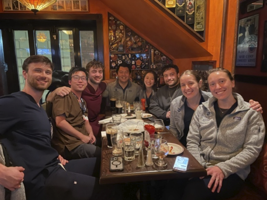 現地の医学⽣達と Bar で⾷事