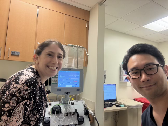 輸血部のDr. Julie Katz Karpとテルモの機械の前で